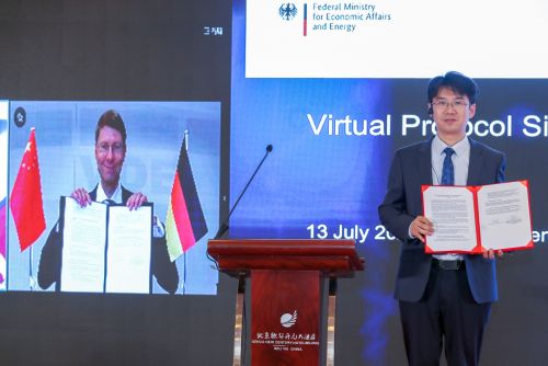 Dr. Jens Gayko (SCI4.0) and Mr. LIU Dashan present the signed protocol of the plenary meeting